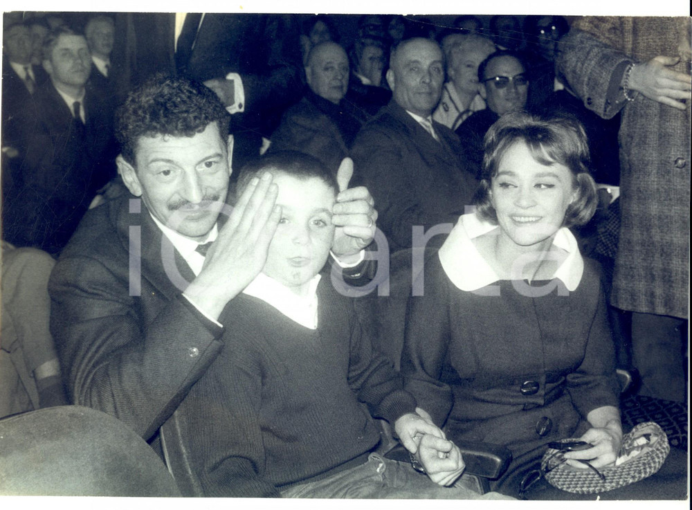 Fotografia d epoca originale 1955 ca PARIS Yves ROBERT con Danièe DELORME e il figlio JeanDenis 1 1