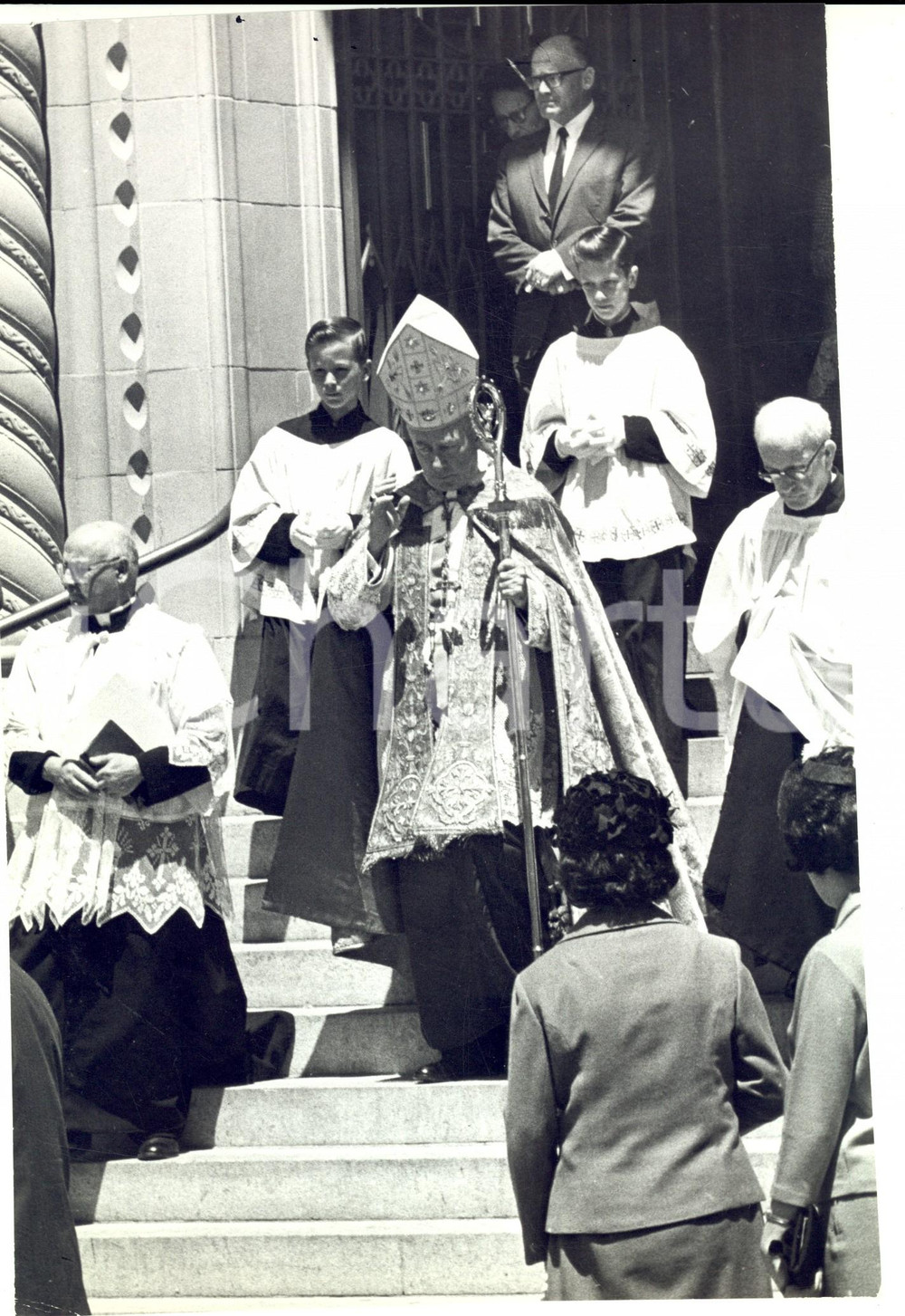 Fotografia d epoca originale 1965 SAN FRANCISCO USA Arcivescovo Joseph McGUCKEN al termine di una Messa 1