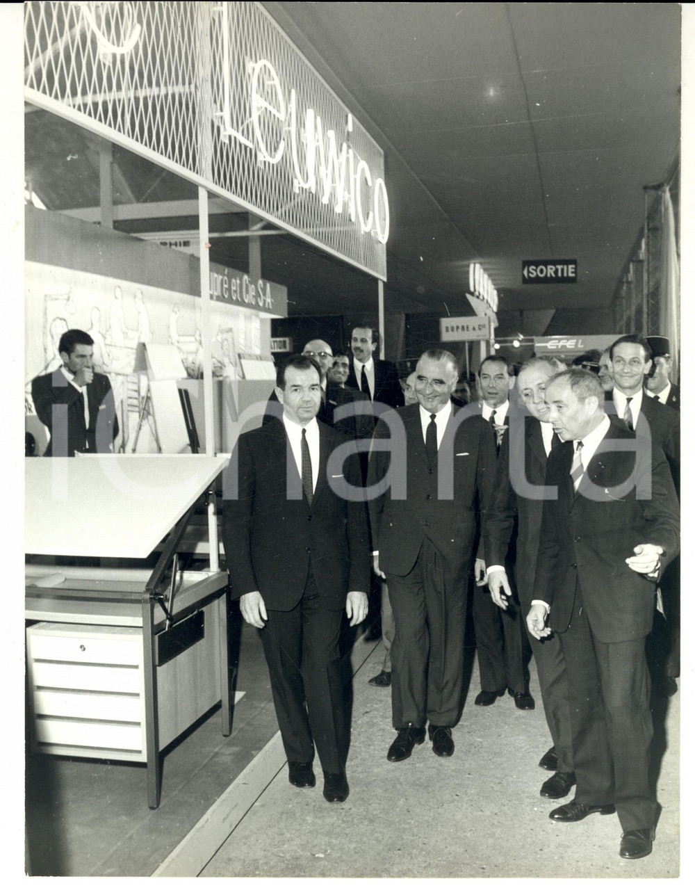 Fotografia d epoca originale 1960 ca PARIS Georges POMPIDOU visita stand DUPRE  & CIE a una fiera Foto 1