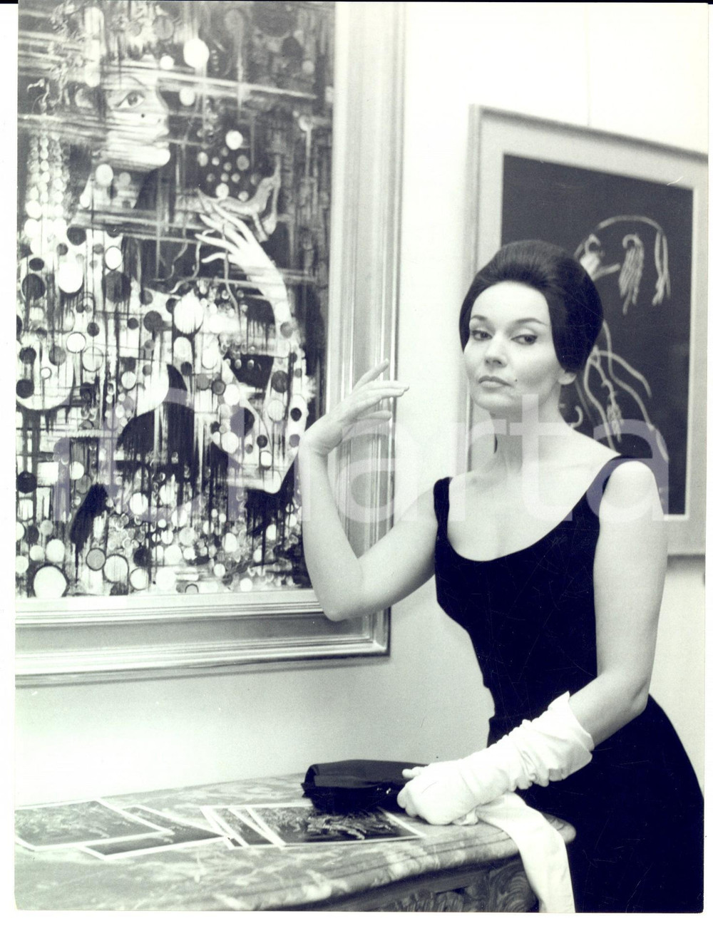 Fotografia d epoca originale 1960 ca PARIS Attrice Ludmilla TCHERINA posa a specchio con un quadro Foto 1