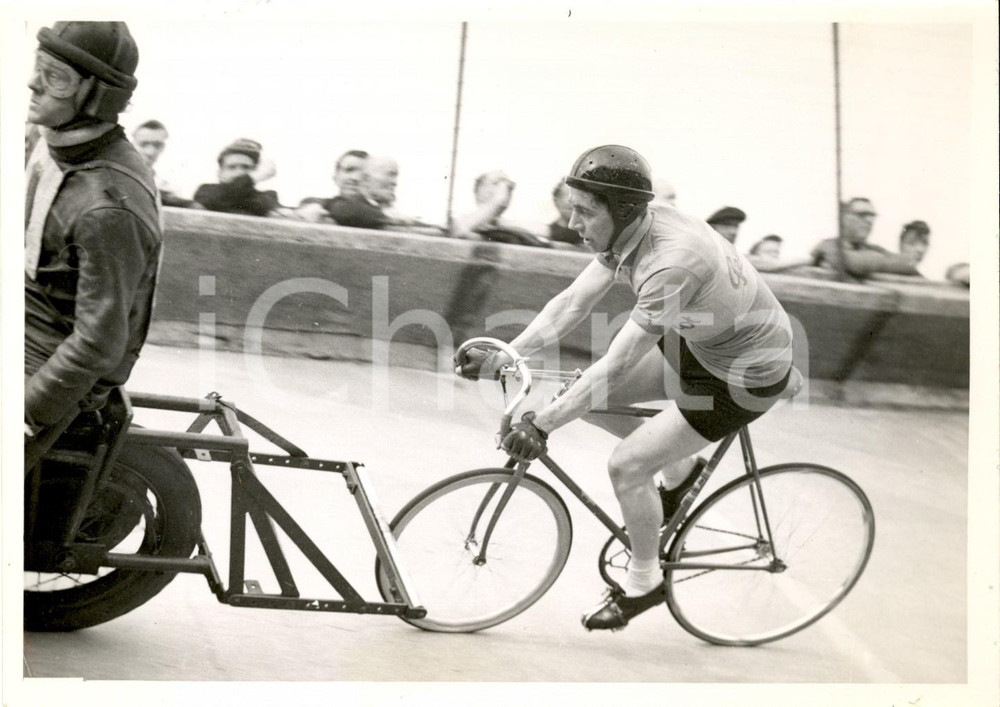 Fotografia d epoca originale 1954 WUPPERTAL Ciclismo Roger QUEGNET si allena per finale Mondiale Mezzofondo 1