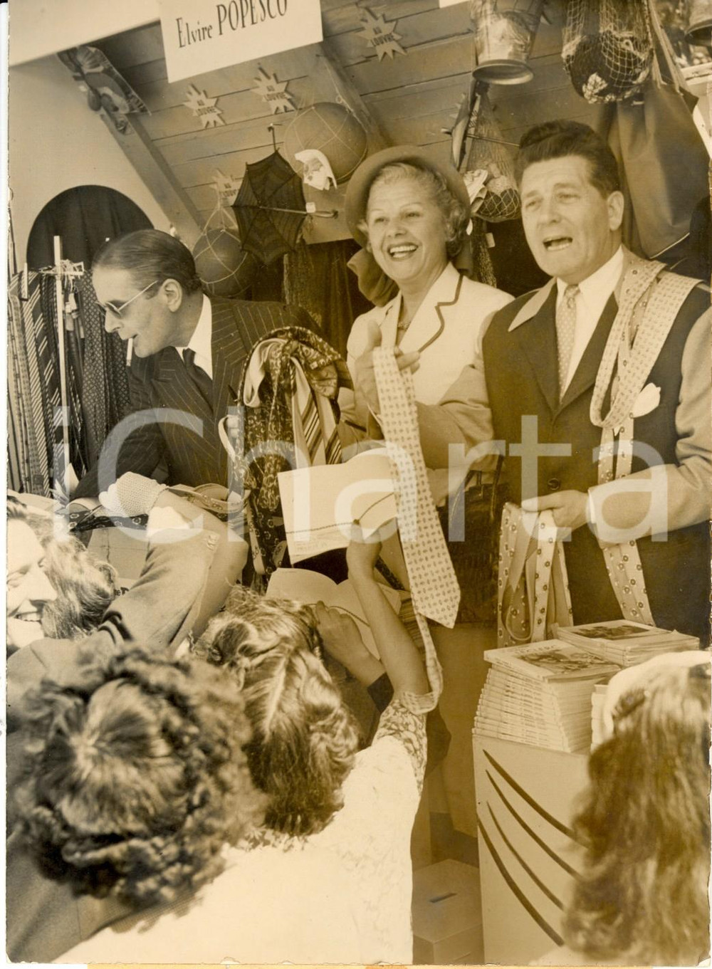 Fotografia d epoca originale 1950 PARIS Pierre BLANCHAR Elvire POPESCO Albert PREJEAN vendono cravatte 1