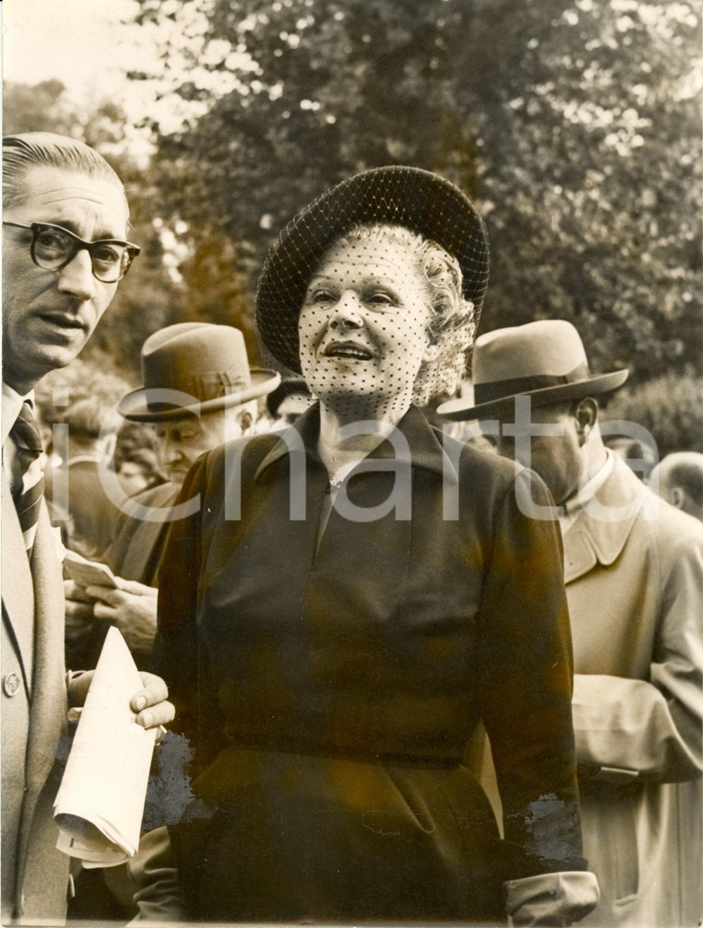Fotografia d epoca originale 1950 ca DEAUVILLE Elvire POPESCO con veletta nera  Gran Prix di ippica 1