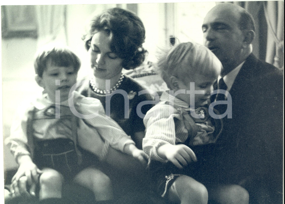 Fotografia d epoca originale 1965 ca VERSAILLES F Umberto II gioca con i figli di Maria Pia di SAVOIA Foto 1