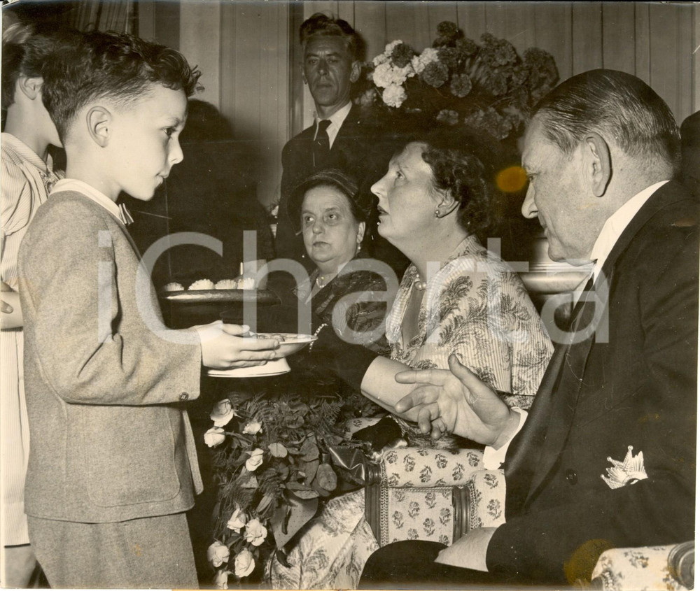1954 AMSTERDAM Patrick LAINE offre gateaux à reine JULIANA assise avec René COTY