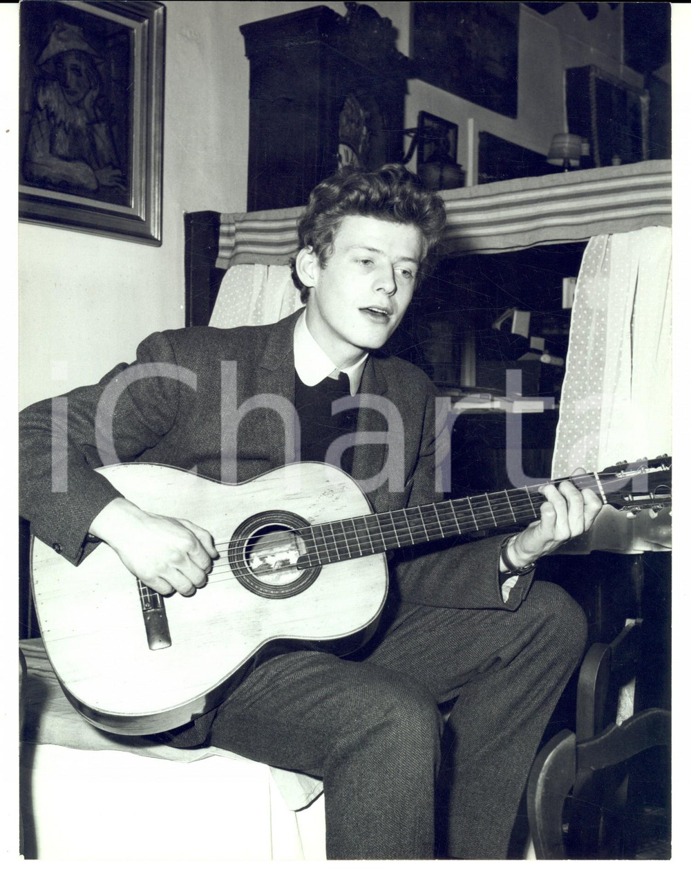 Fotografia d epoca originale 1960 ca PARIS Bernard VERLEY si esibisce alla chitarra Fotografia 1