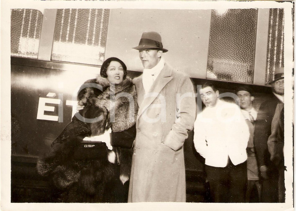 Fotografia d epoca originale 1930 ca PARIS Gloria SWANSON e Michael FARMER alla Gare SAINTLAZARE Fotografia 1