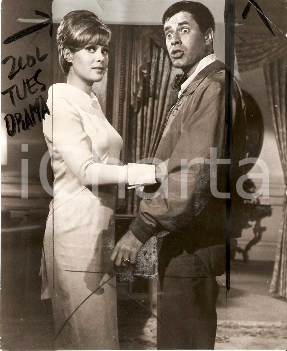 Fotografia d epoca originale 1963 WHO S MINDING THE STORE? Jill ST. JOHN hugging Jerry LEWIS Photo 1
