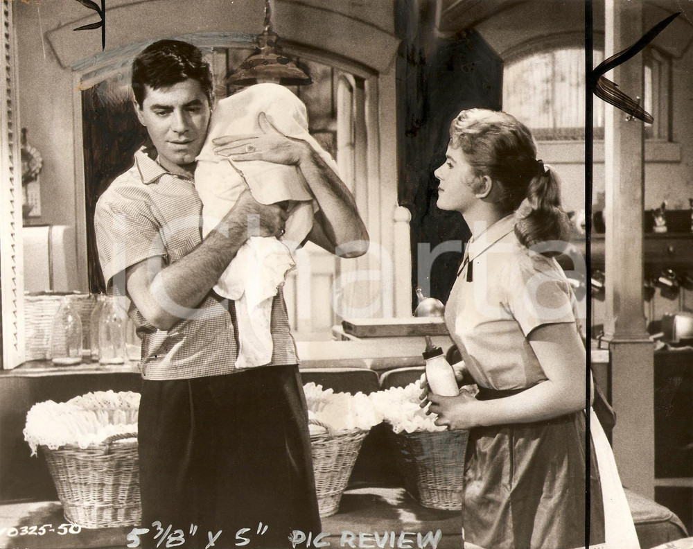 Fotografia d epoca originale 1958 ROCKABYE BABY Jerry LEWIS and Connie STEVENS take care of a baby Photo 1