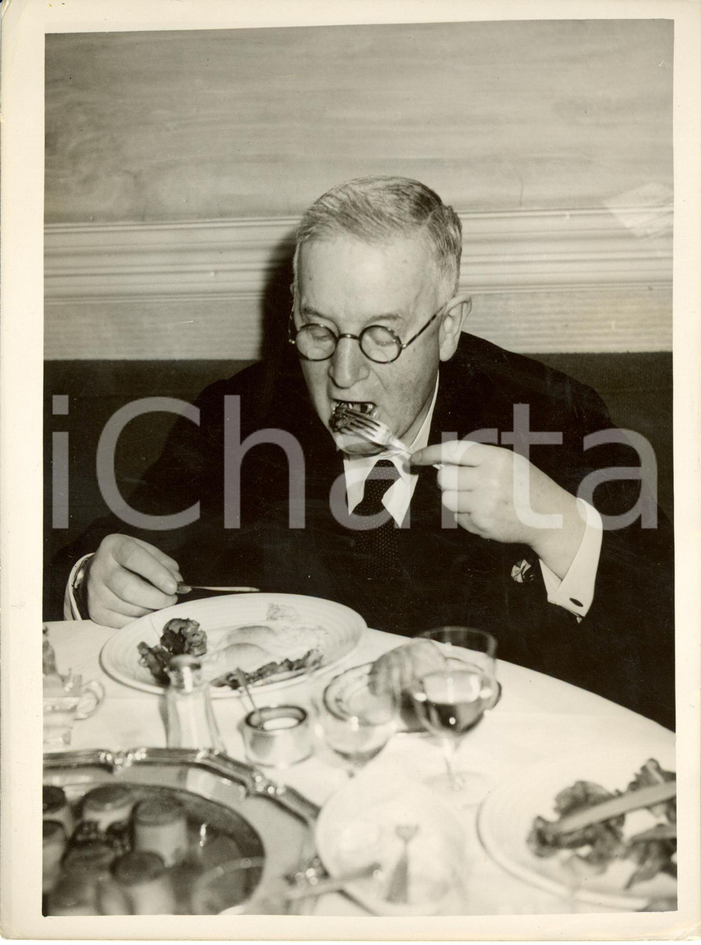 Fotografia d epoca originale 1939 LONDON Mr. MACQUISTEN eats MACON at SAVOY HOTEL  Fotografia 1