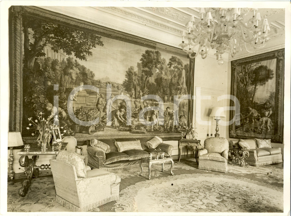 Fotografia d epoca originale 1935 ca LONDON UK REDECORATION OF THE DRAWING ROOM OF THE ITALIAN EMBASSY 1