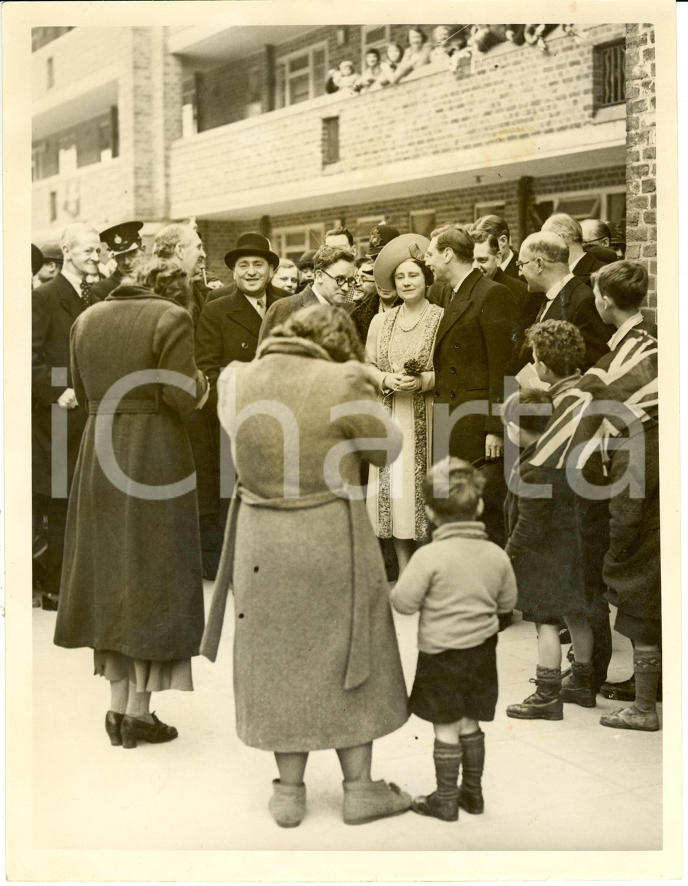 Fotografia d epoca originale 1939 LONDON The King GEORGE VI and Queen visit the new housing estate in HACKNEY 1