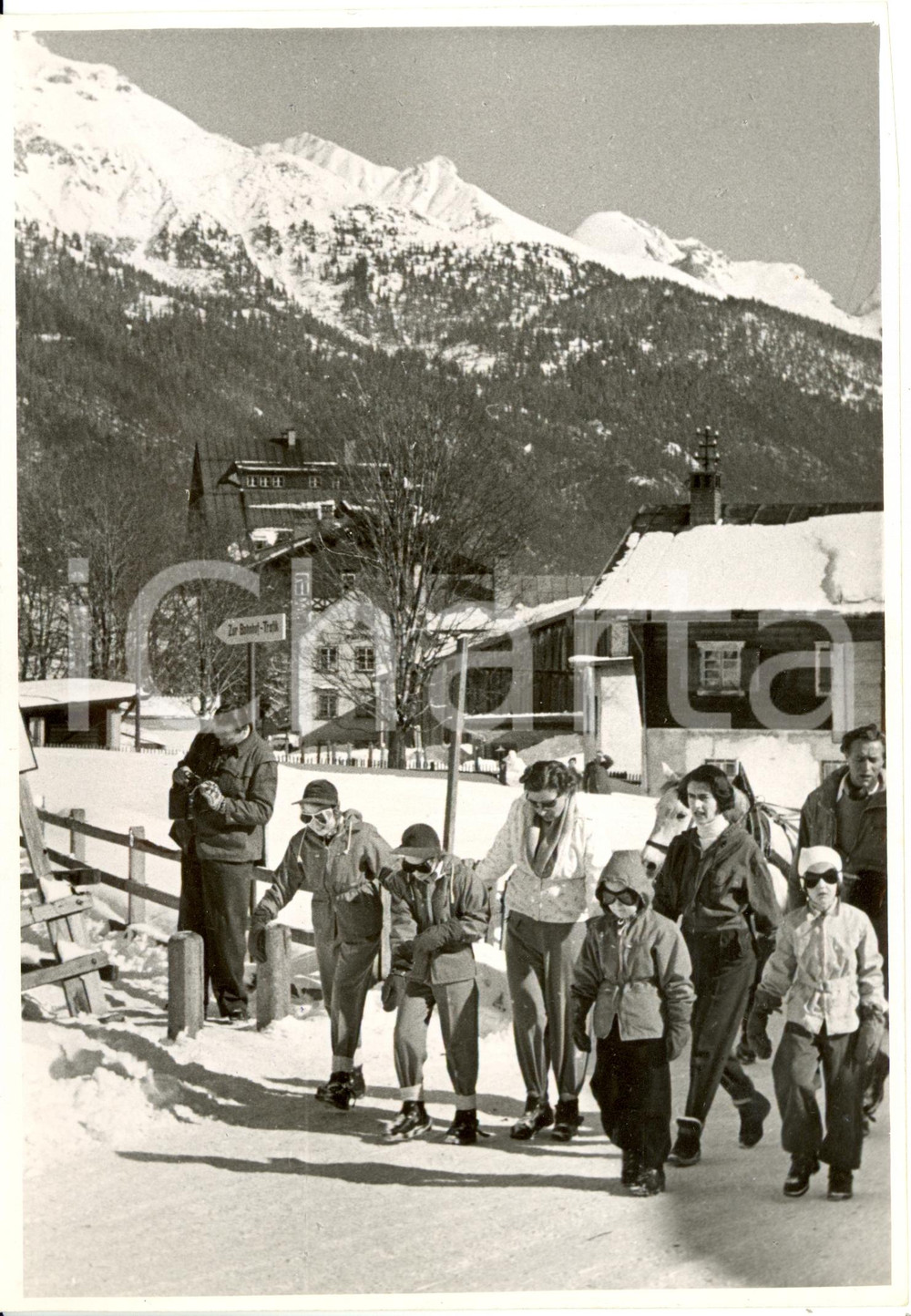 Fotografia d epoca originale 1955 ca ST.ANTON AM ARLBERG AUSTRIA Regina GIULIANA dei PAESI BASSI in vacanza 1