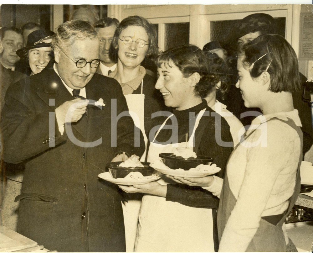 Fotografia d epoca originale 1937 LONDON Ministro salute KINGSLEY WOOD con vincitori MILK COOKERY COMPETITION 1