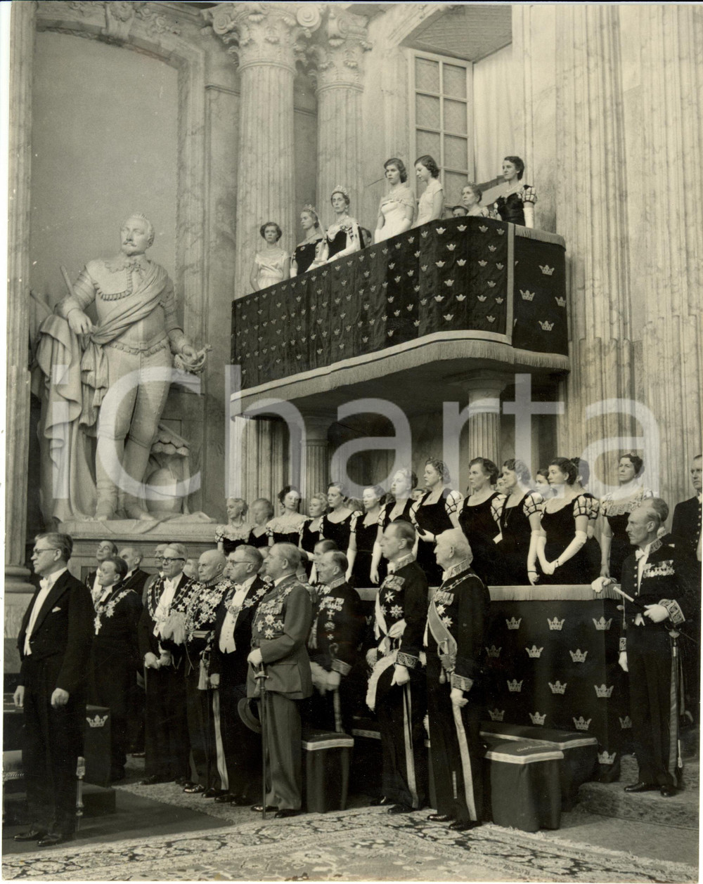 Fotografia d epoca originale 1952 STOCCOLMA Regina LUISA e diplomatici all apertura del PARLAMENTO svedese 1
