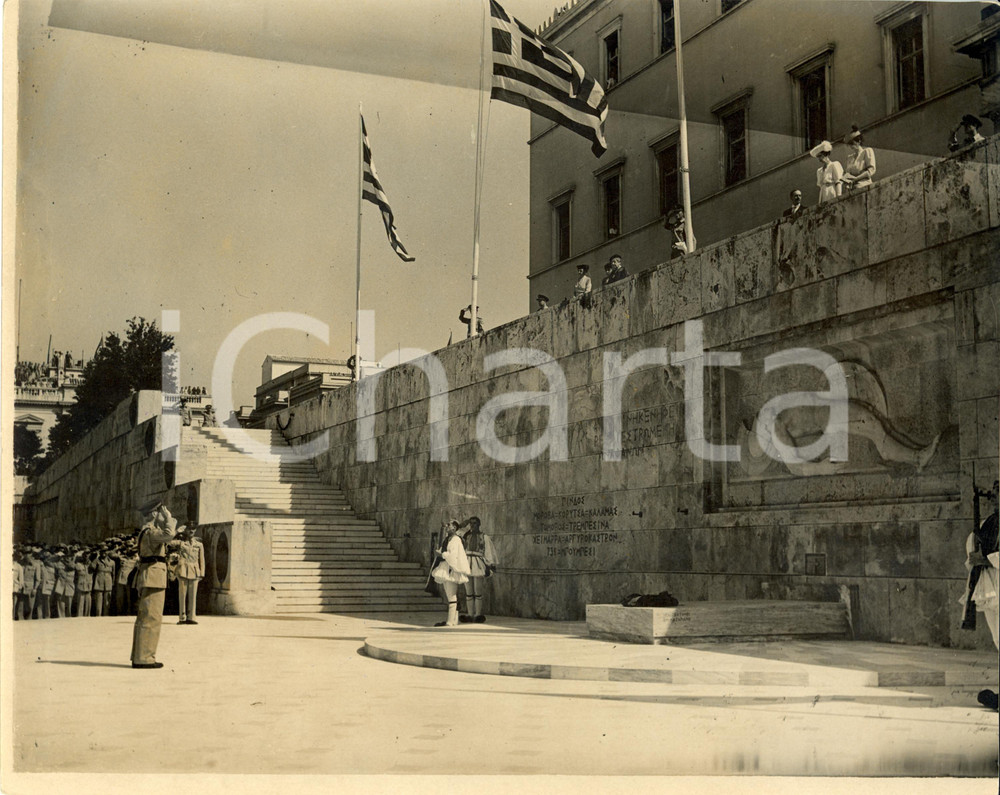 Fotografia d epoca originale 1940 ca ATENE Re GIORGIO II di GRECIA onora Monumento MILITE IGNOTO Fotografia 1