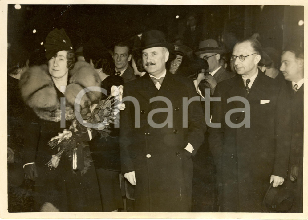 Fotografia d epoca originale 1938 PARIGI Ambasciatore PONCET e moglie in partenza per ROMA Fotografia 1