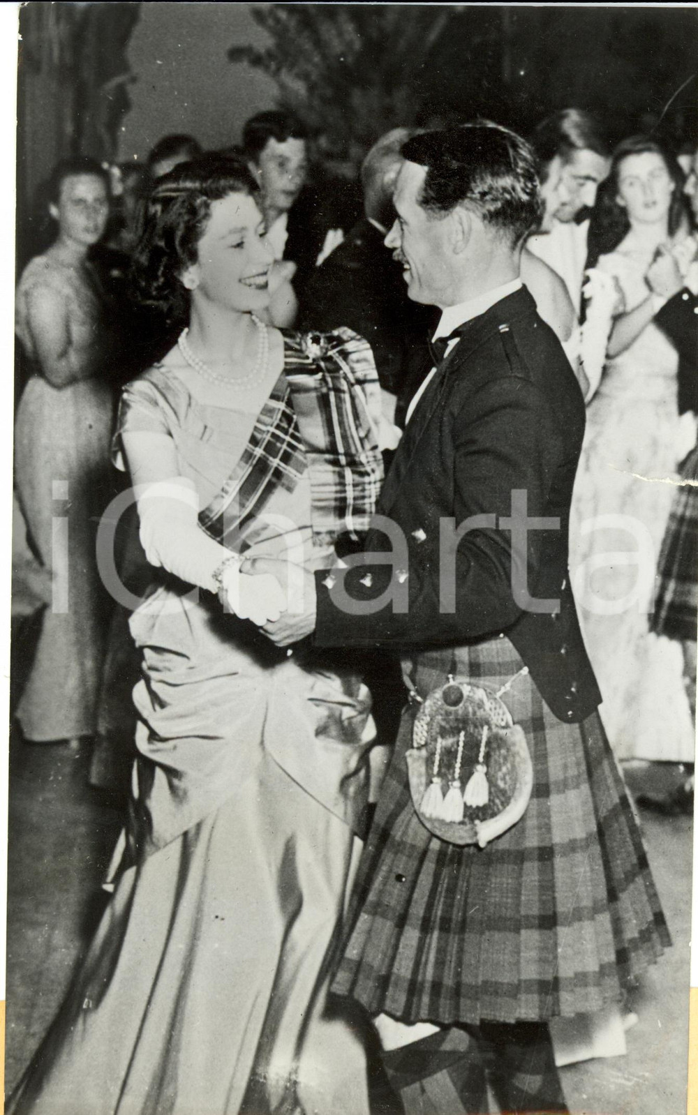 Fotografia d epoca originale 1949 SCOTLAND  ABOYNE BALL Future Queen Elizabeth II dancing with David Bogle 1 1