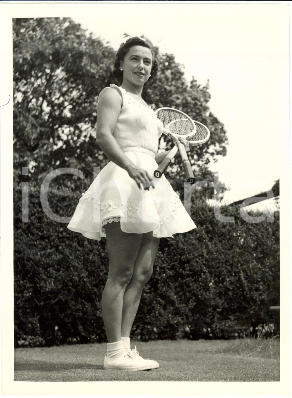 Fotografia d epoca originale 1953 WIMBLEDON La tennista Marie WEISS in tenuta da gioco alla moda  Fotografia 1