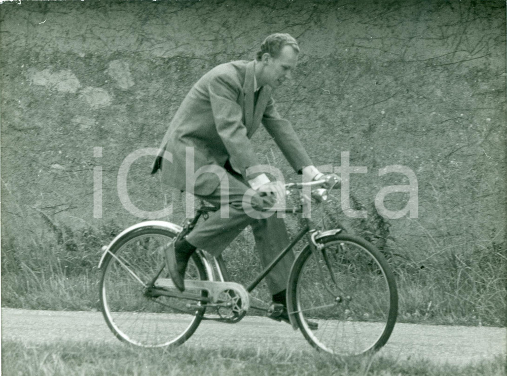 Fotografia d epoca originale 1965 ca SVIZZERA ? Vittorio Emanuele IV in bicicletta Fotografia 1