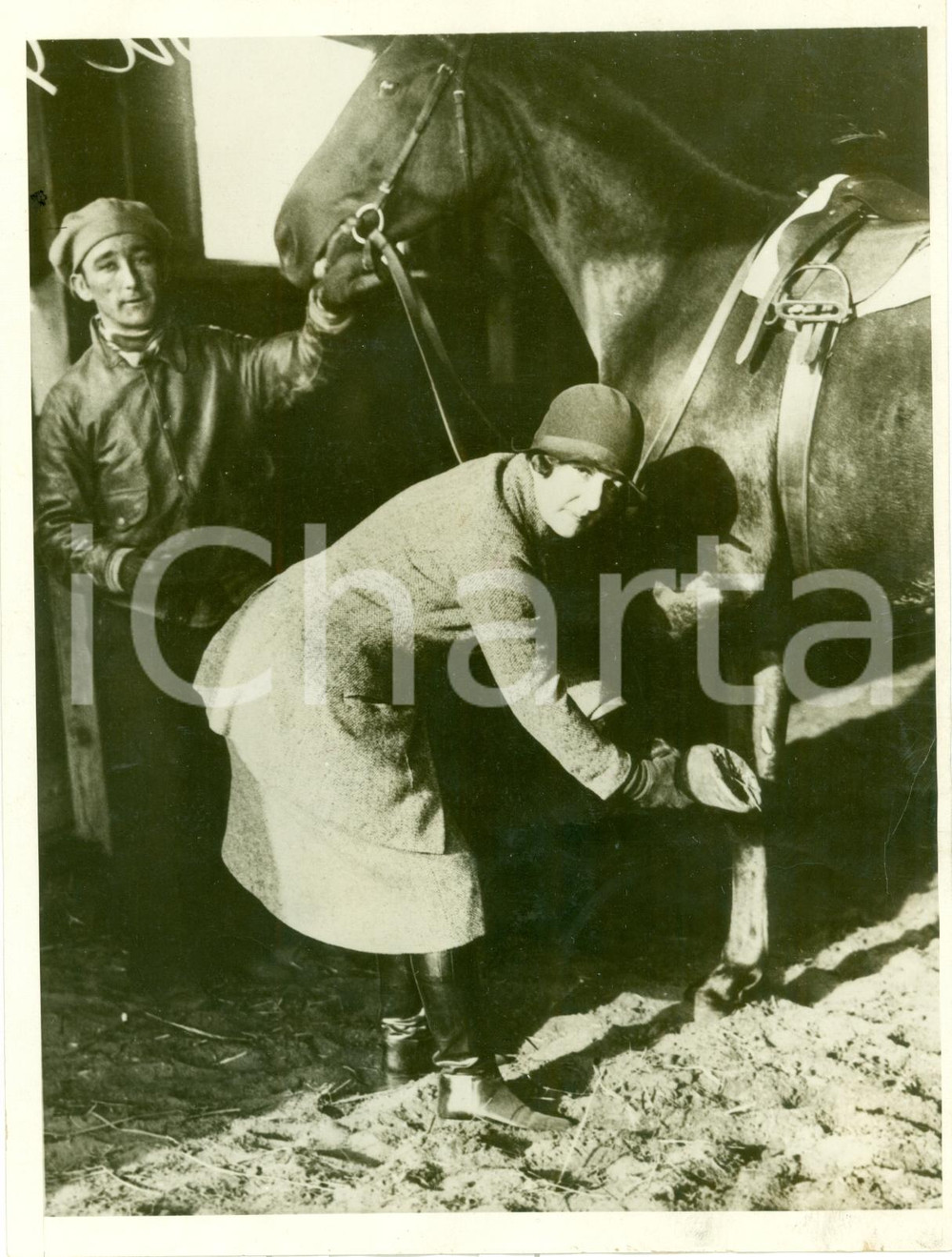 Fotografia d epoca originale 1930 ca NEW YORK USA Madeline H. WEST esamina cavalli nelle scuderie FOTO 1