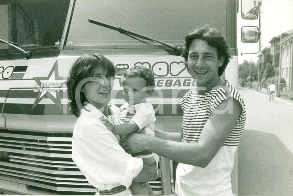 Fotografia d epoca originale 1981 IMOLA Marco LUCCHINELLI Paola DAL POZZO con figlio Cristiano Motorhome Foto 1