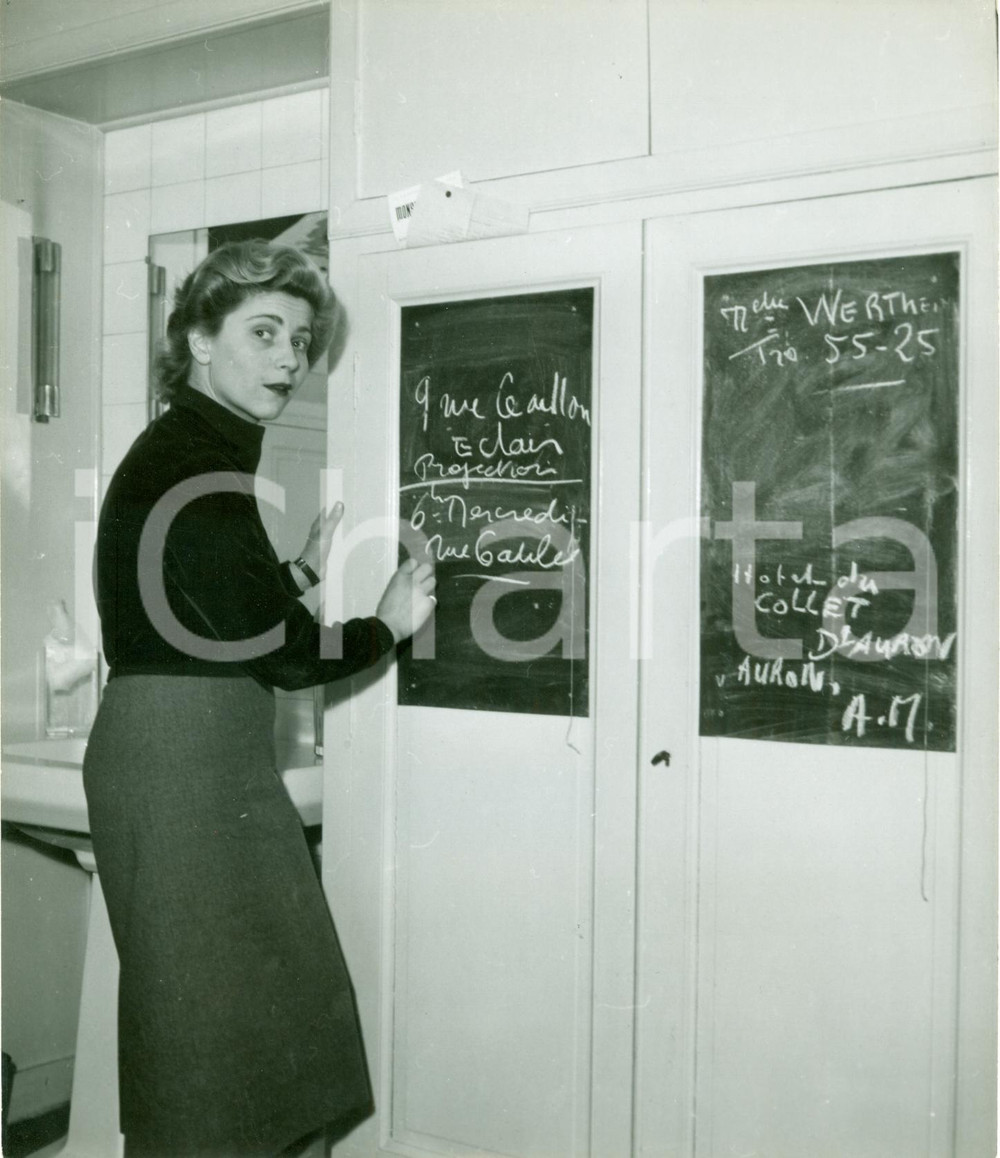 Fotografia d epoca originale 1965 ca PARIS Attrice Nicole STEPHANE scrive agenda sui muri del bagno FOTO 1