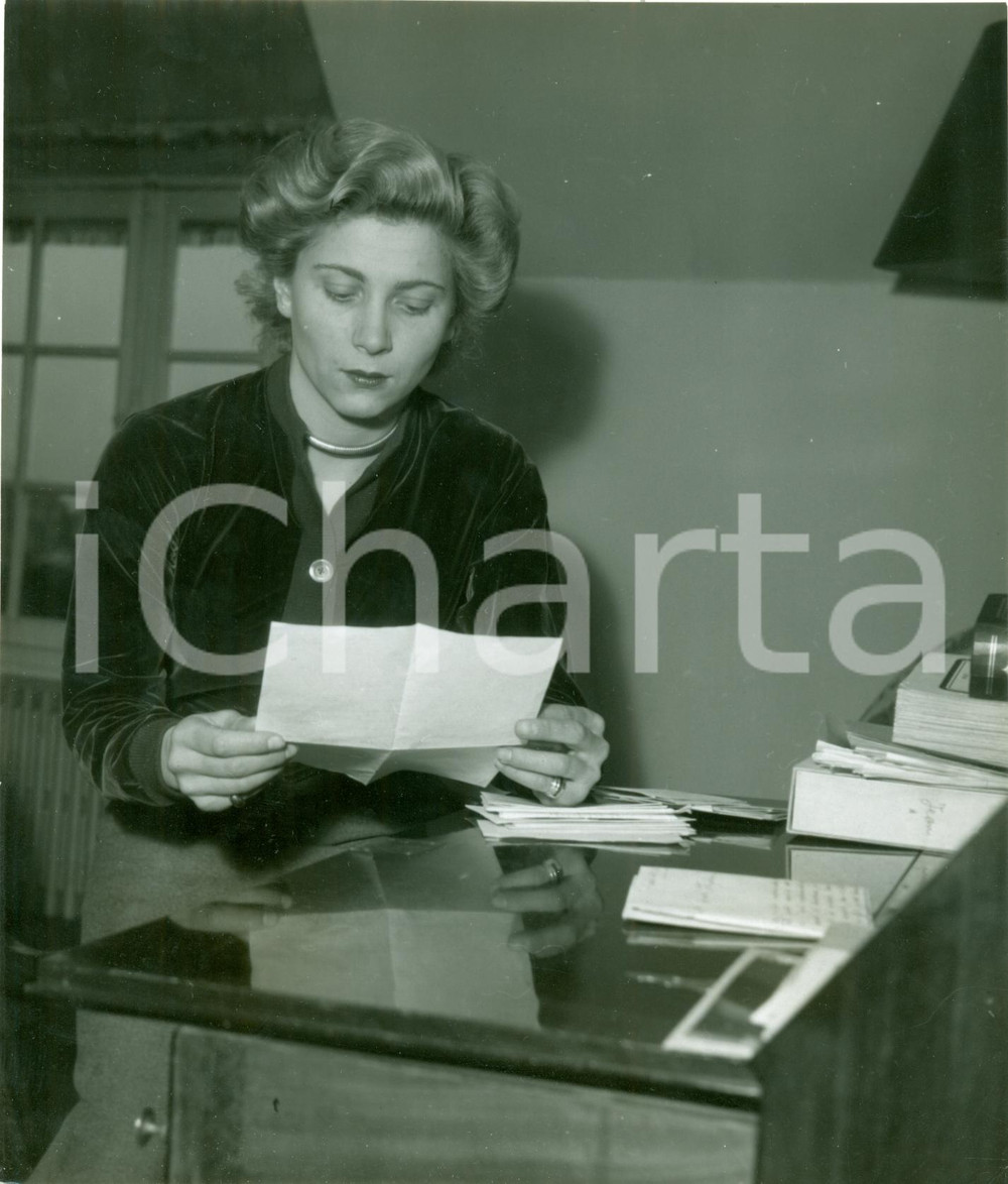 Fotografia d epoca originale 1965 ca PARIS Attrice Nicole STEPHANE legge posta nel suo appartamento FOTO 1