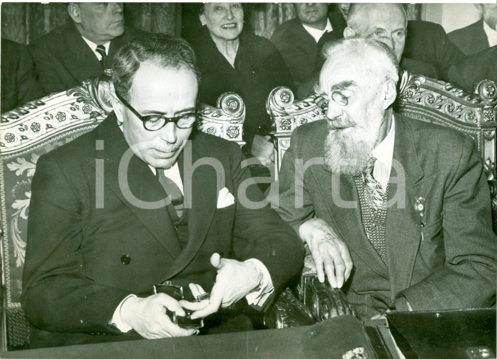 Fotografia d epoca originale 1952 PARIS Antoine PINAY riceve da Pierre TREMINTIN medaglia sindaci di FRANCIA 1
