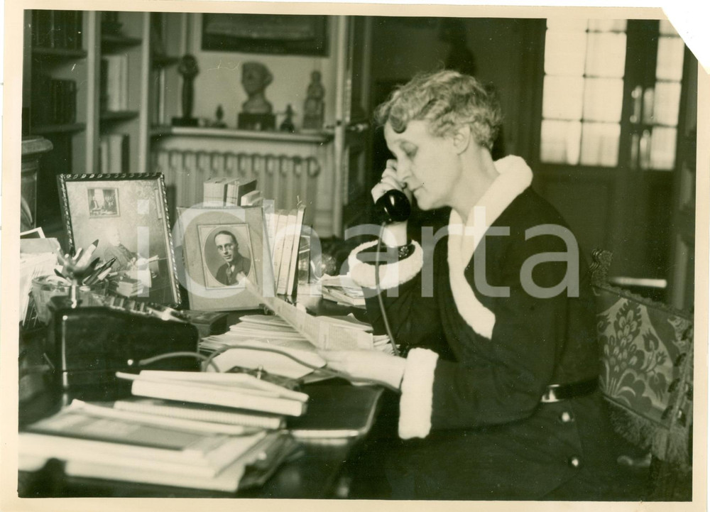 Fotografia d epoca originale 1965 PARIS Giornalista GeneviÃ¨ve TABOUIS nel suo studio al telefono Fotografia 1
