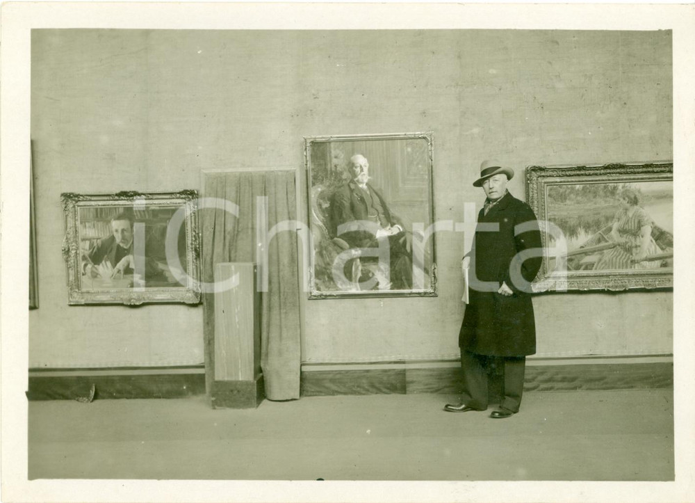 Fotografia d epoca originale 1940 ca PARIS Principe Eugenio di SVEZIA a una mostra con ritratto OSCAR II 1 1