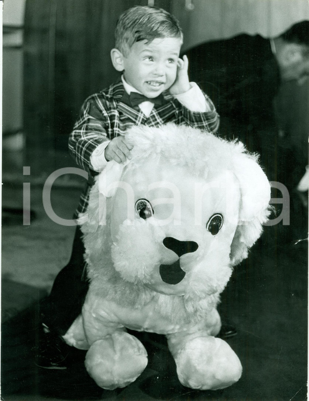 Fotografia d epoca originale 1966 AMMAN Abd Allah II HUSSEIN di GIORDANIA con peluche Ouah Ouah Fotografia 1