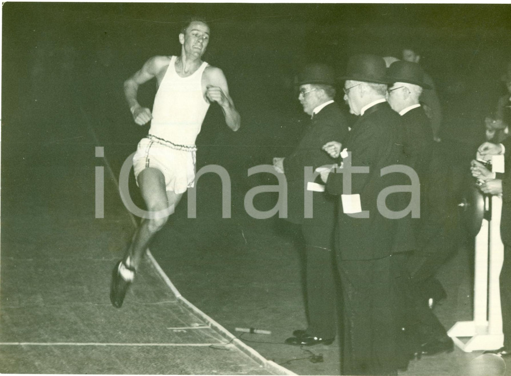 Fotografia d epoca originale 1932 NEW YORK USA Atleta Gene VENZKE nuovo record mondiale 1500 metri FOTO 1