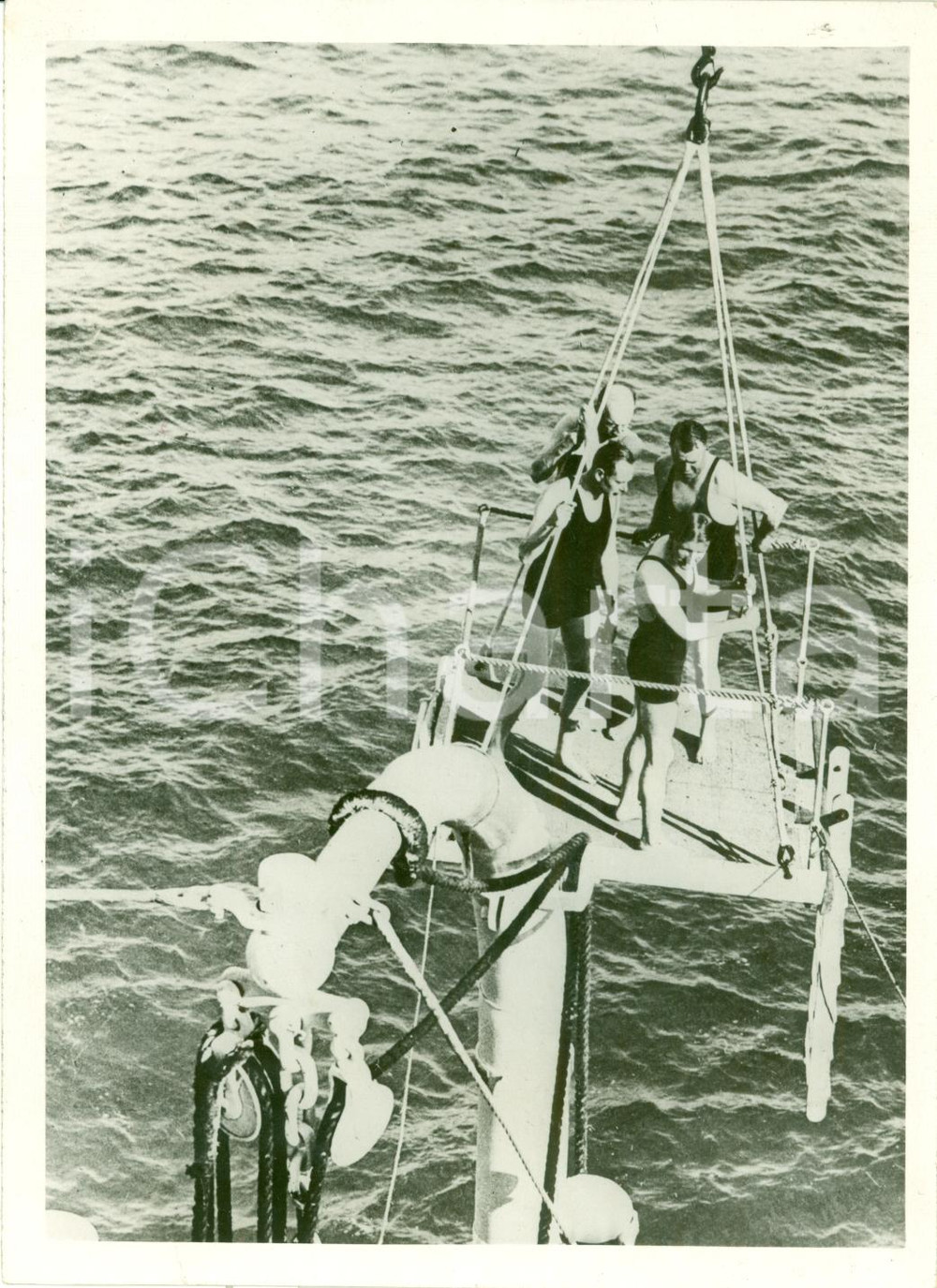 Fotografia d epoca originale 1934 PORTSAID EGITTO Duca GLOUCESTER si tuffa piattaforma incrociatore SUSSEX 1