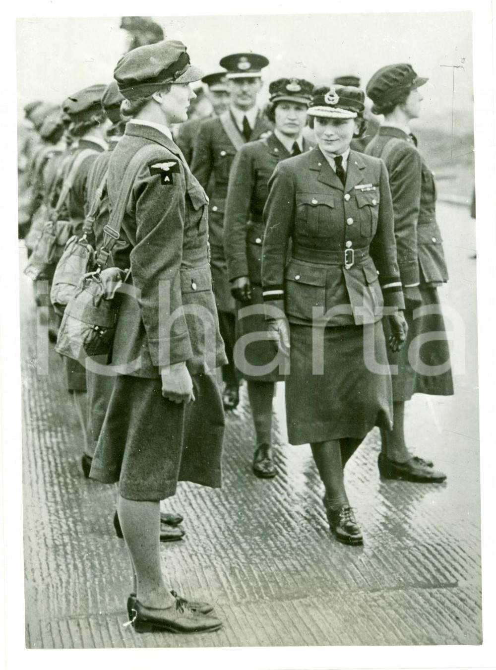 Fotografia d epoca originale 1940 LONDON WW2 Duchessa GLOUCESTER ispeziona sezione femminile RAF Foto 1