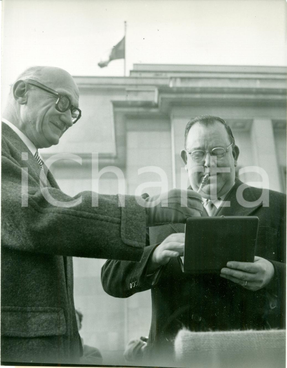 Fotografia d epoca originale 1951 PARIS Robert SCHUMAN consegna a Trygve LIE chiave di CHAILLOT per ONU Foto 1