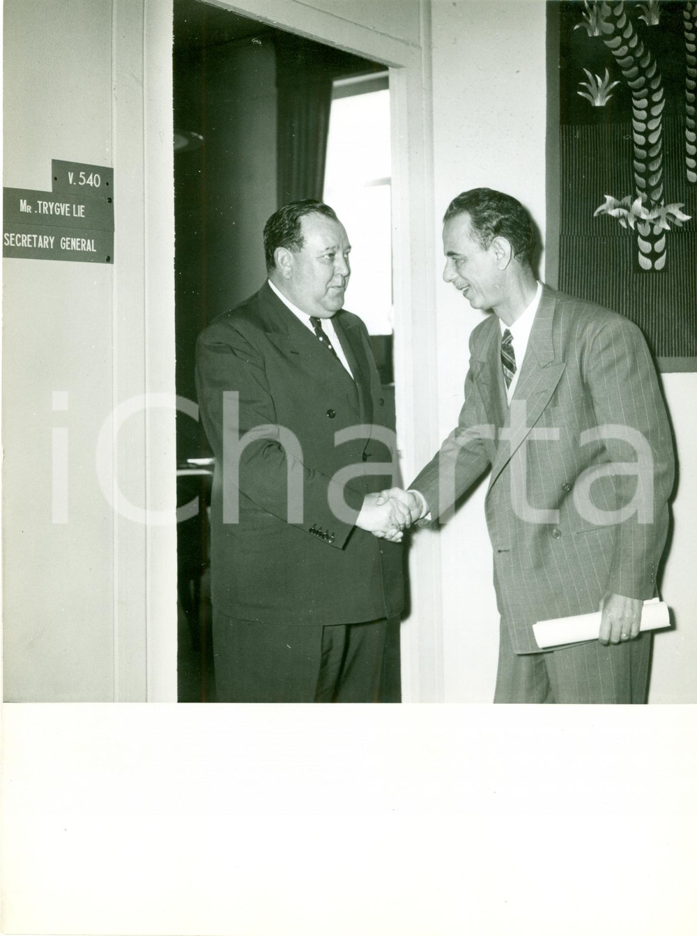 Fotografia d epoca originale 1946 GENEVE CH Segretario Generale ONU Trygve LIE fuori dal suo ufficio Foto 1