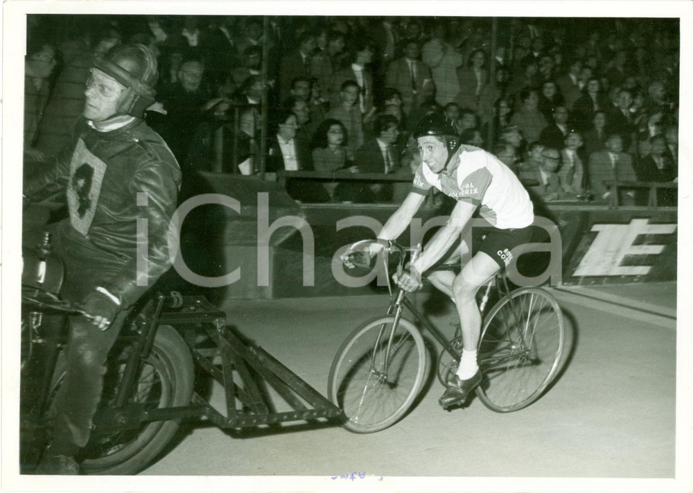 Fotografia d epoca originale 1954 PARIS Ciclismo Roger QUEUGNET vince titolo CHAMPION DE FRANCE demi fond 1
