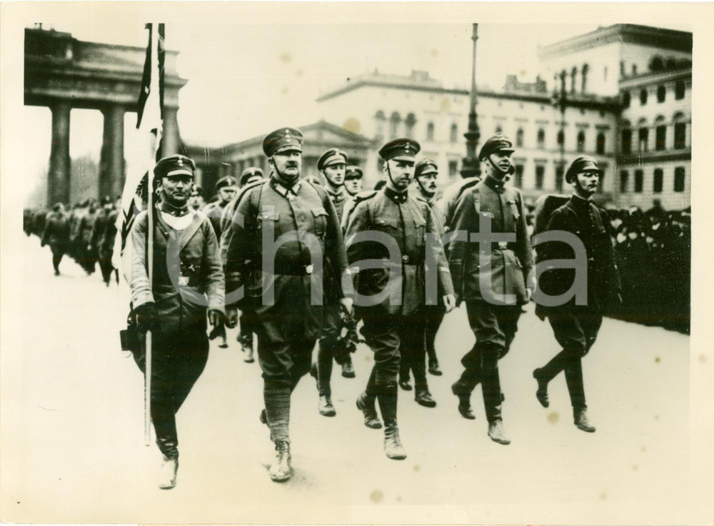 Fotografia d epoca originale 1933 BERLIN DE Principe Eitel FRIEDRICH sfila con caschi d acciaio FOTOGRAFIA 1