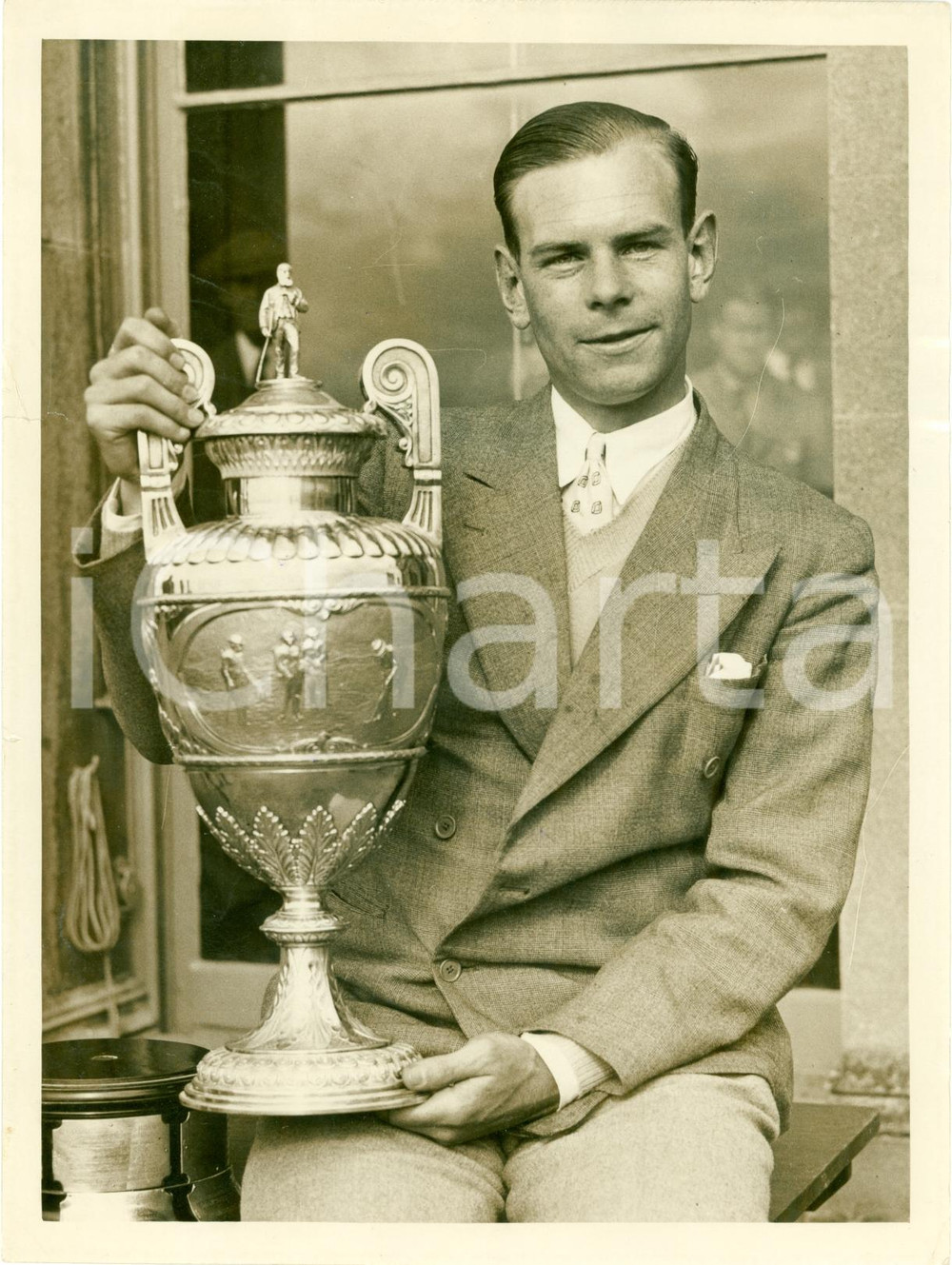 Fotografia d epoca originale 1936 ST. ANDREWS SCOTLAND Golf Hector THOMSON con coppa torneo amatoriale FOTO 1