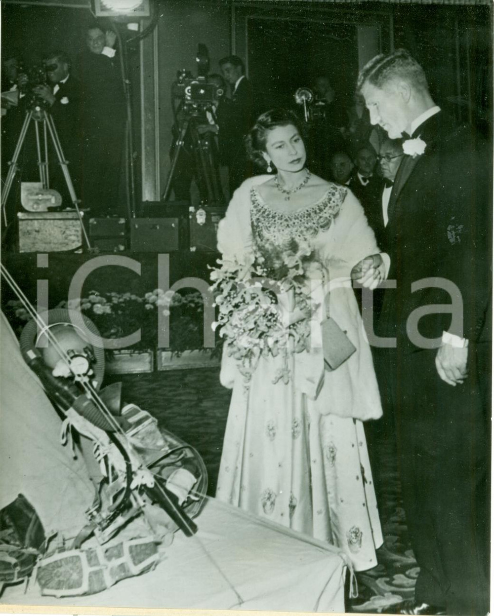 Fotografia d epoca originale 1953 LONDON UK Regina ELISABETTA II con sir John HUNT spedizione EVEREST Foto 1