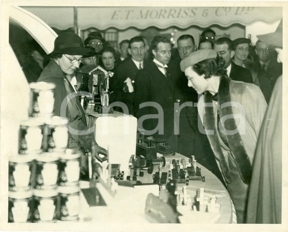 Fotografia d epoca originale 1937 LONDON UK Duchess of GLOUCESTER visiting Ideal Home Exhibition OLYMPIA 1