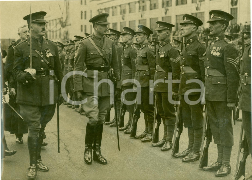 Fotografia d epoca originale 1940 ca LONDON UK WW2 Duca di GLOUCESTER passa in rassegna truppe FOTO 1