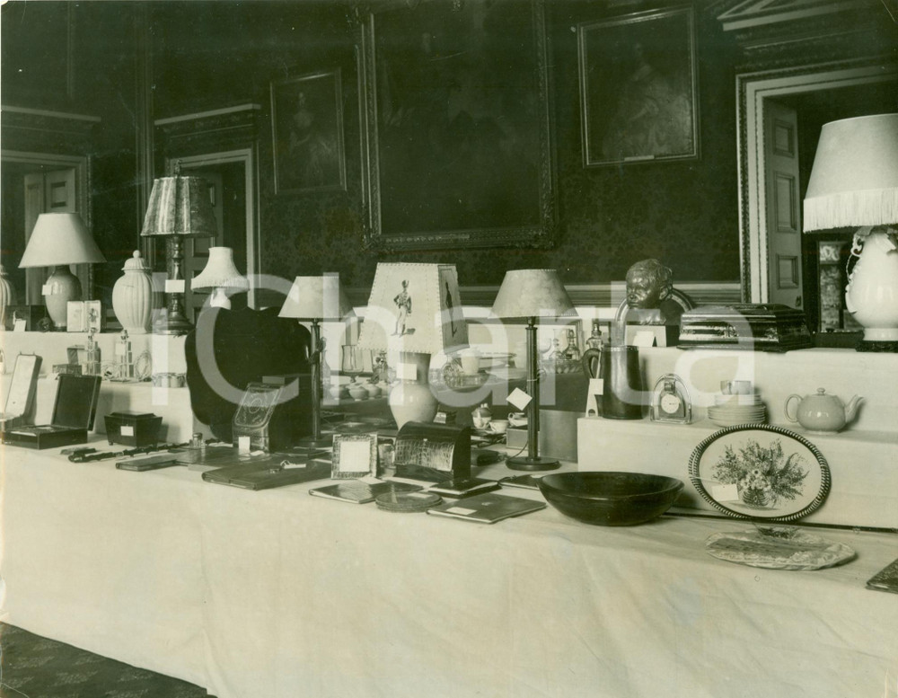 Fotografia d epoca originale 1935 LONDON Regali di nozze per Duca di GLOUCESTER Alice SCOTT St. JAMES PALACE 1
