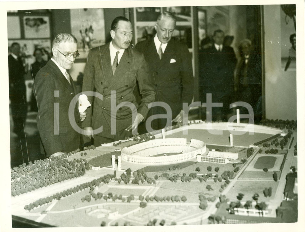 Fotografia d epoca originale 1938 LONDON Duca di GLOUCESTER osserva modello Stadio Olimpico di BERLINO Foto 1
