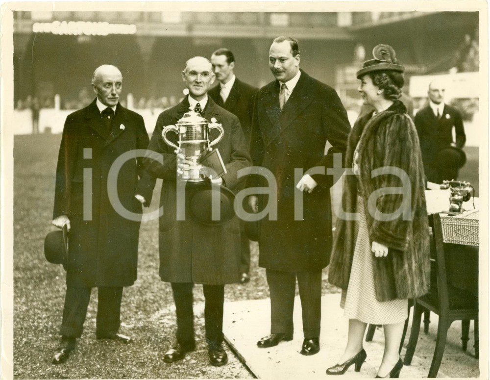 Fotografia d epoca originale 1935 LONDON Duchi GLOUCESTER consegnano coppa ippica a T.L. WICKHAMBOYNTON 1