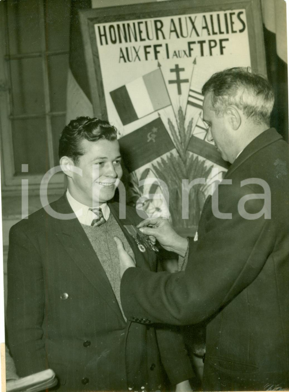 1947 PARIS Croix de Guerre à Jean THOMAS plus jeune résistant de FRANCE F.T.P.F.