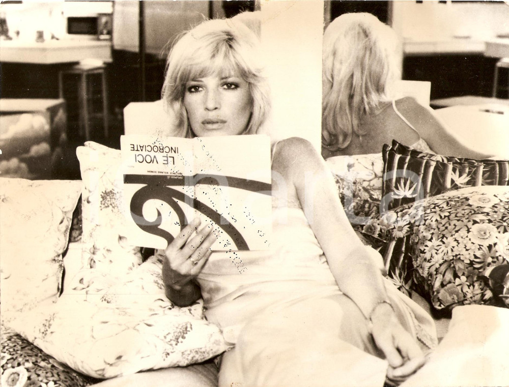 Fotografia d epoca originale 1978 AMORI MIEI Monica VITTI legge  Le voci incrociate  Regia STENO Fotografia 1