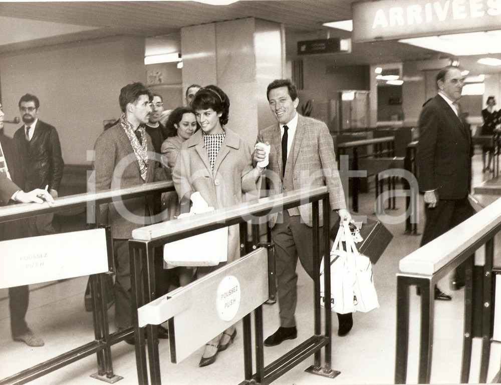 Fotografia d epoca originale 1965 ca PARIS Andy WILLIAMS and his wife Claudine LONGET at the airport Photo 1