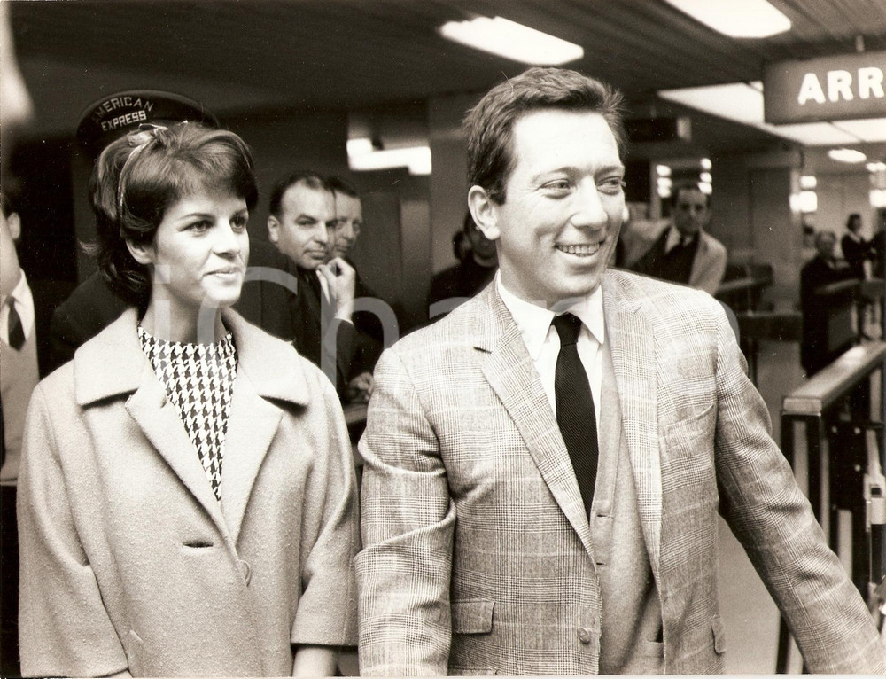 Fotografia d epoca originale 1965 ca PARIS Andy WILLIAMS and his wife Claudine LONGET Portrait Photo 1